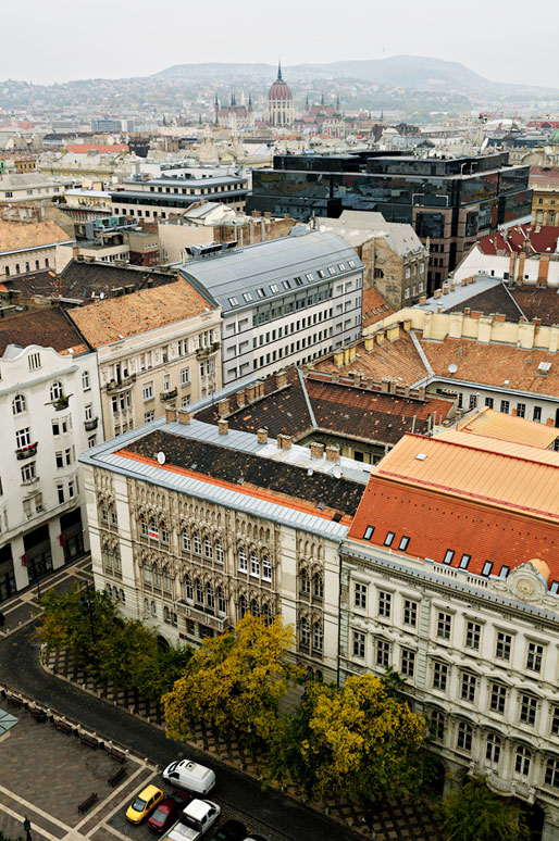 Toits et parlement de Budapest depuis la basilique Saint-Étienne