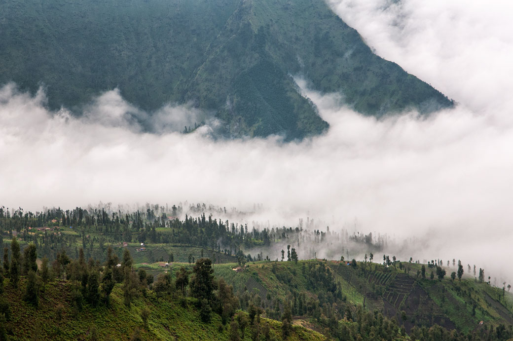 Nuages et montagnes sur l'ile de Java, Indonésie