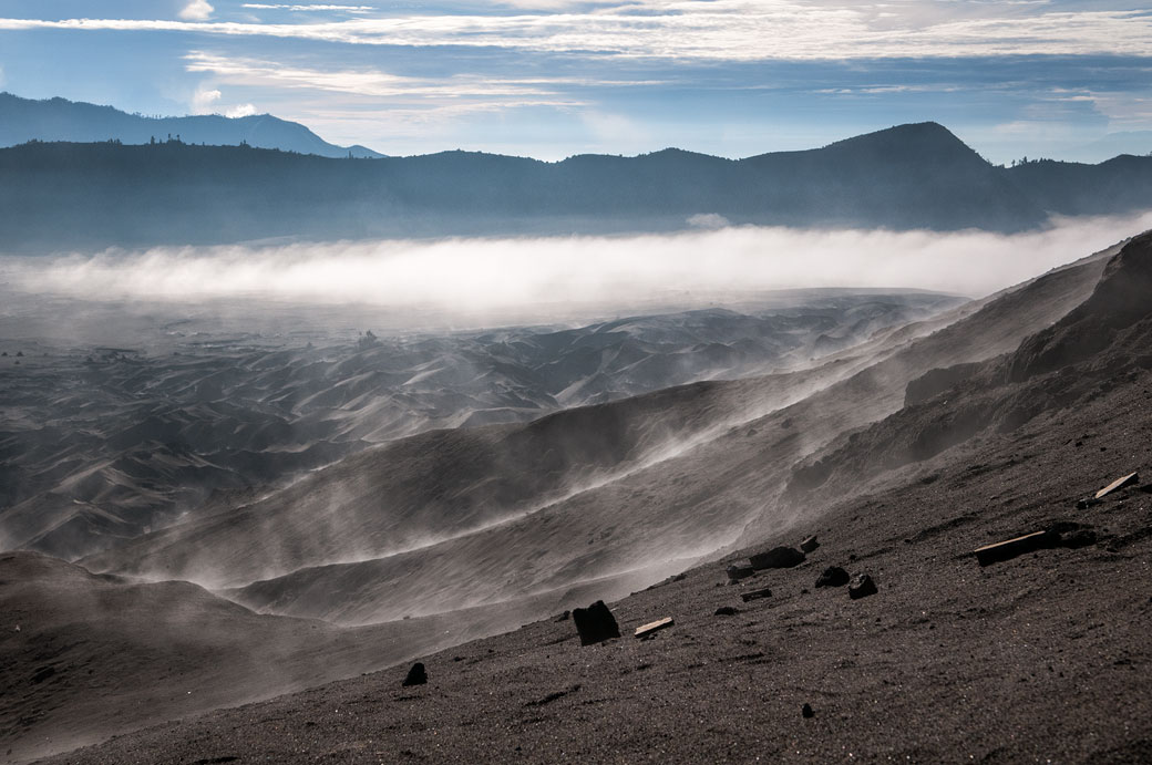 Sable et terre volcanique du Bromo dans la brume, Indonésie