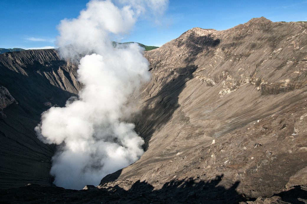 Cratère fumant du volcan Bromo, Indonésie