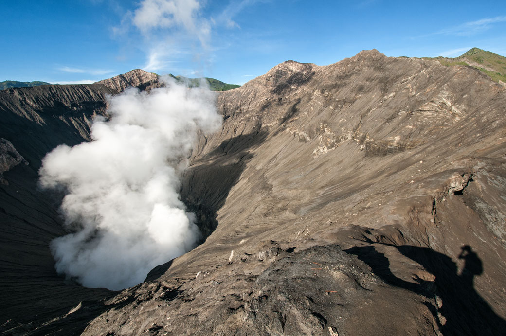 Fumée dans le cratère du volcan Bromo, Indonésie