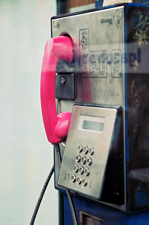 Téléphone rose dans une cabine public à Budapest, Hongrie