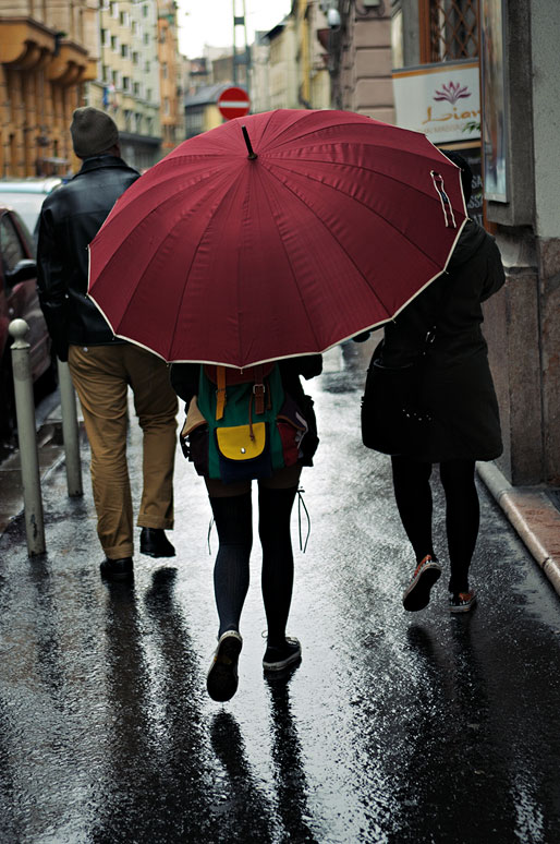 Grand parapluie rouge à Budapest un jour de pluie, Hongrie