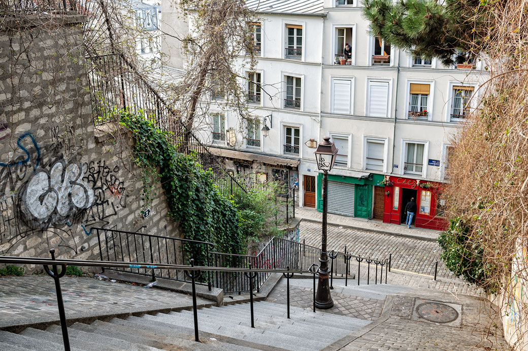 Graffiti et escaliers à Montmartre, Paris