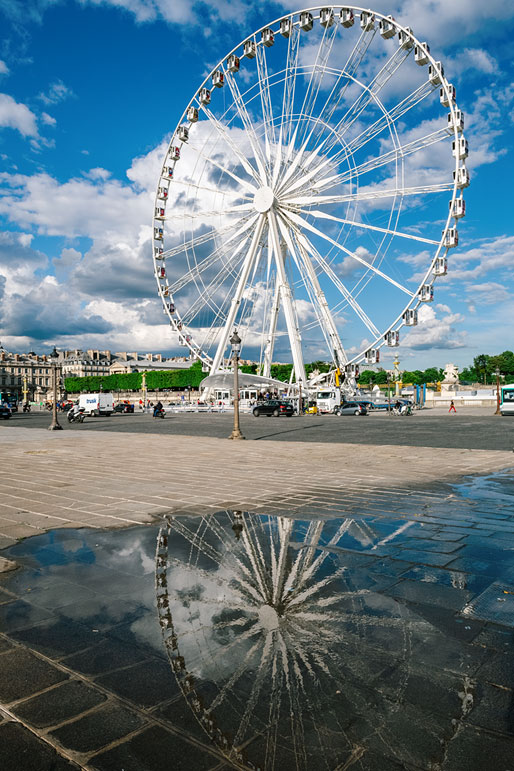 Réflexion de la grande roue sur la place de la Concorde à Paris