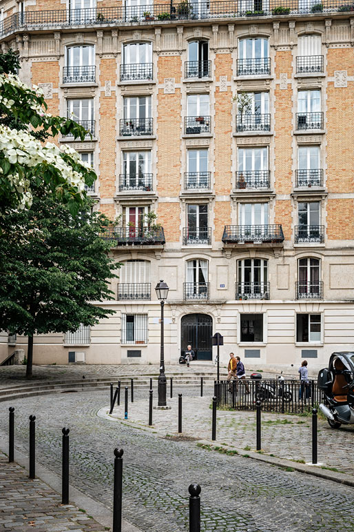 Façade d'un bel immeuble à Montmartre, Paris