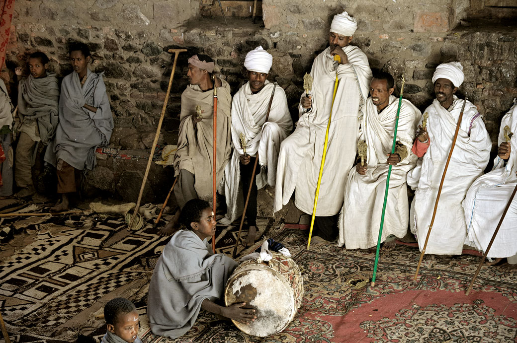 Prêtres et kebero dans l'église de Nakuto Lab, Ethiopie