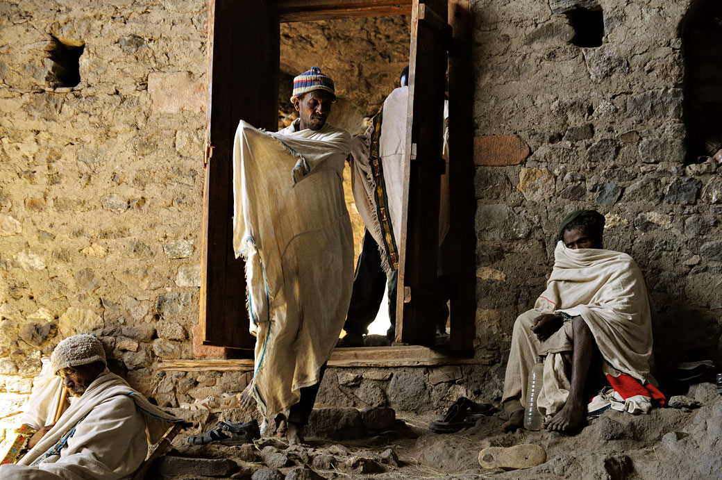 Pèlerins à la porte de l'église de Nakuto Lab, Ethiopie