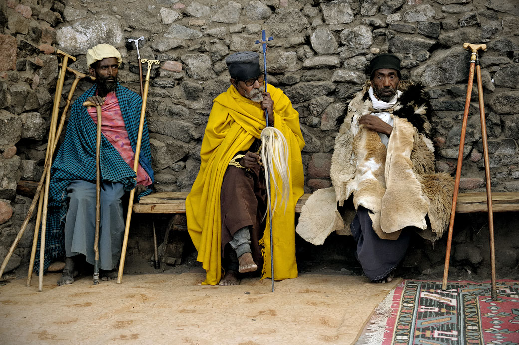 Pèlerins et bâtons de prière dans l'église de Nakuto Lab, Ethiopie