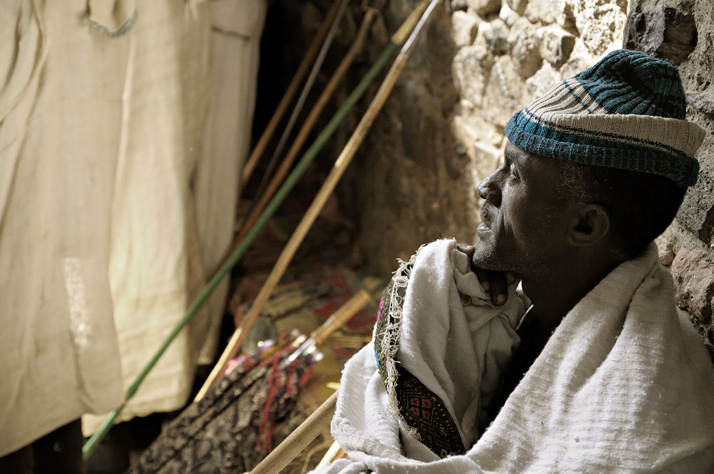 Fidèle assis dans l'église de Nakuto Lab, Ethiopie