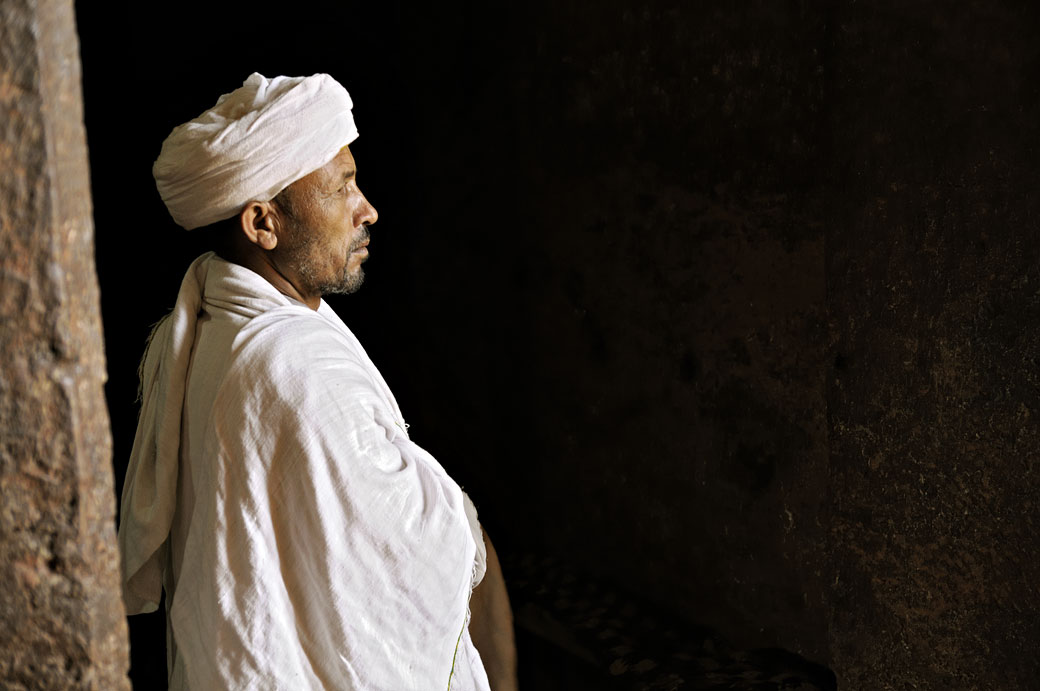 Prêtre orthodoxe dans l'église de Bete Meskel à Lalibela, Ethiopie