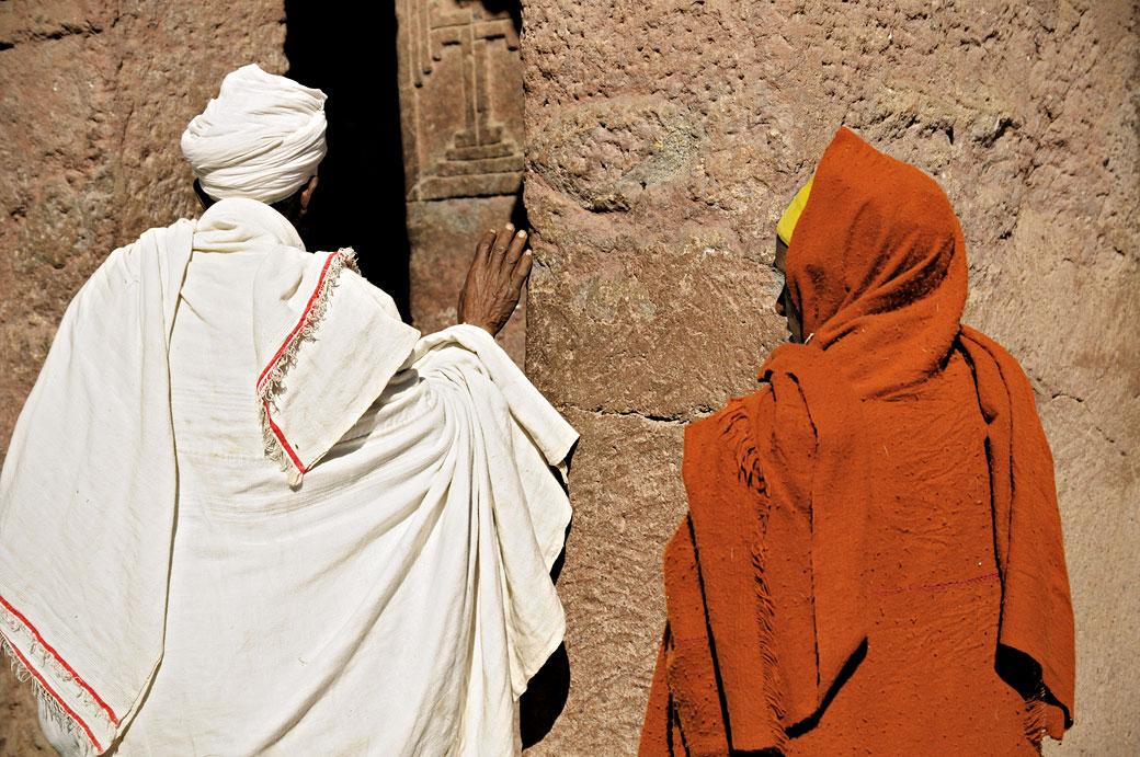 Prêtre et pèlerine à Lalibela, Ethiopie