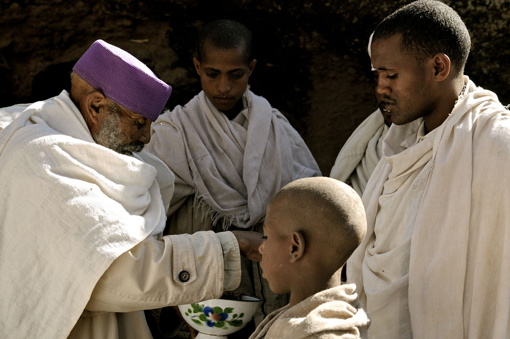 Bénédiction du prêtre à Lalibela, Ethiopie
