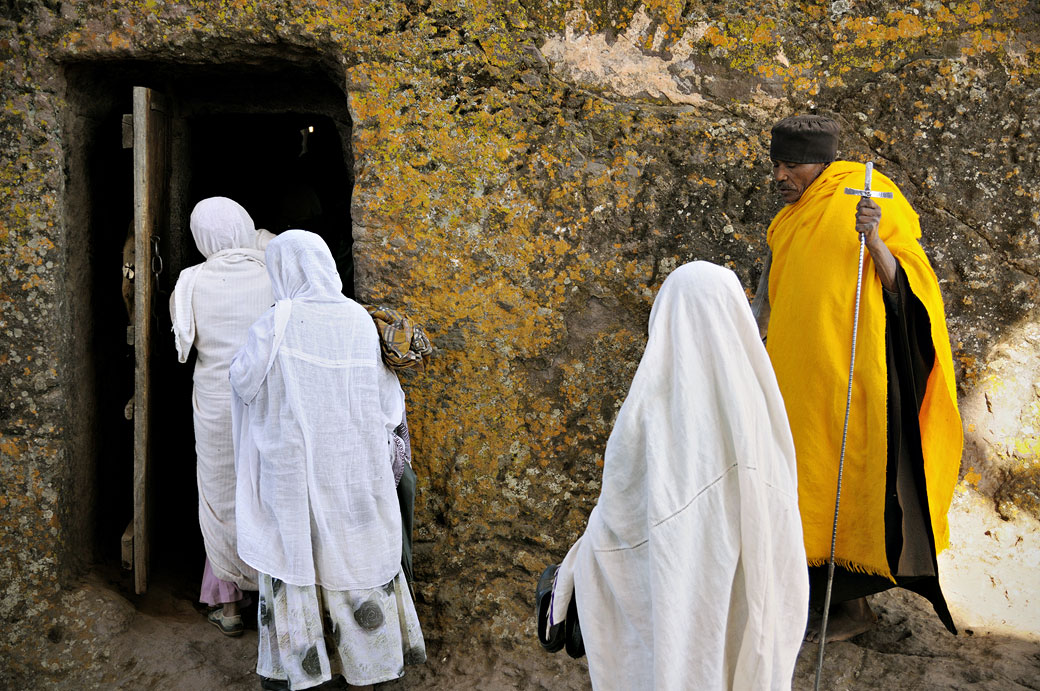 Pèlerins dans un tunnel de Lalibela, Ethiopie