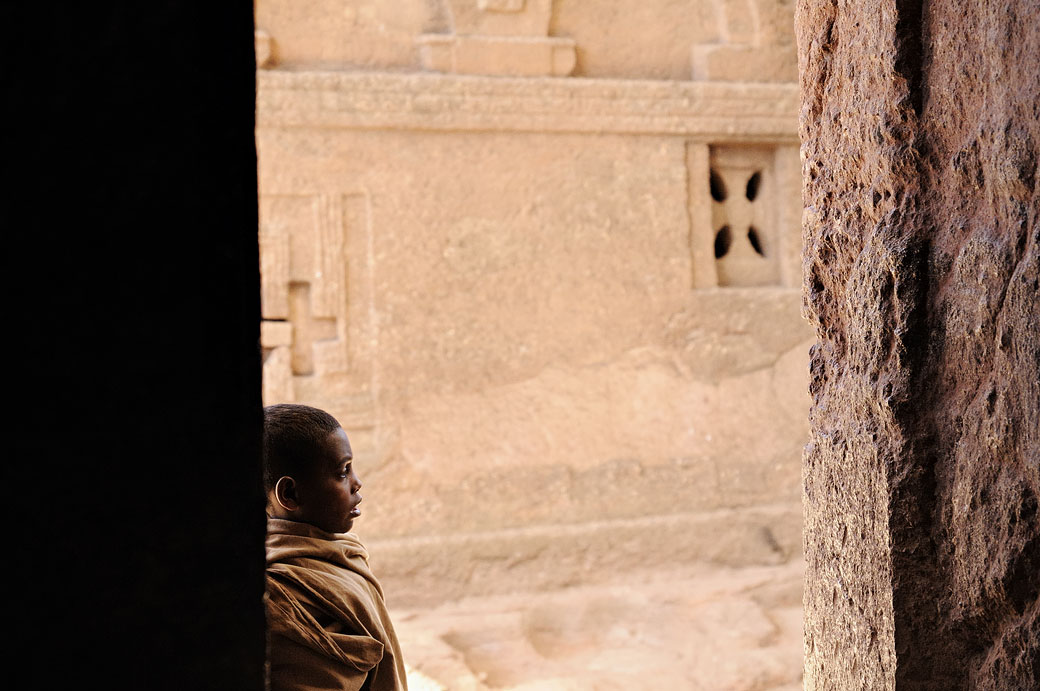 Garçon près de l'église de Bete Maryam à Lalibela, Ethiopie