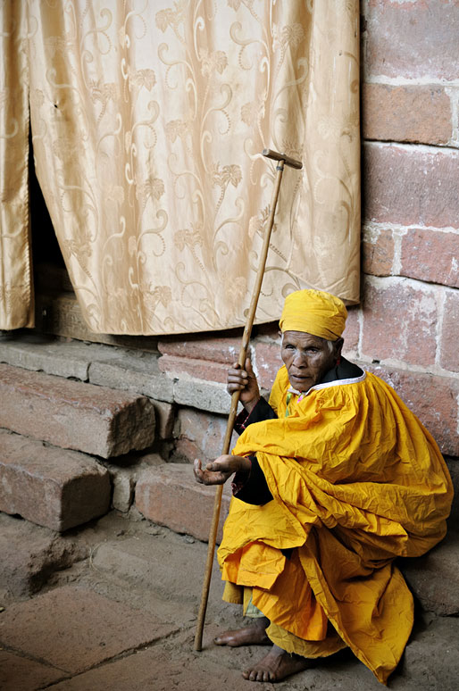 Pèlerine dans l'église de Nakuto Lab, Ethiopie
