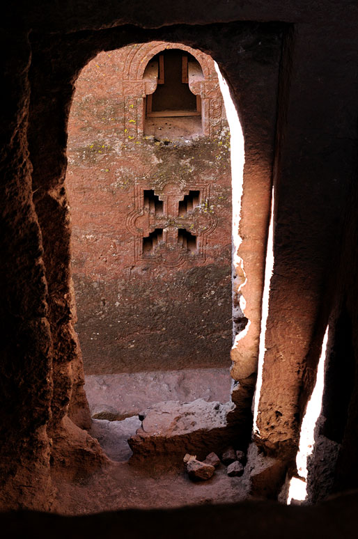 Passage près d'une église rupestre à Lalibela, Ethiopie