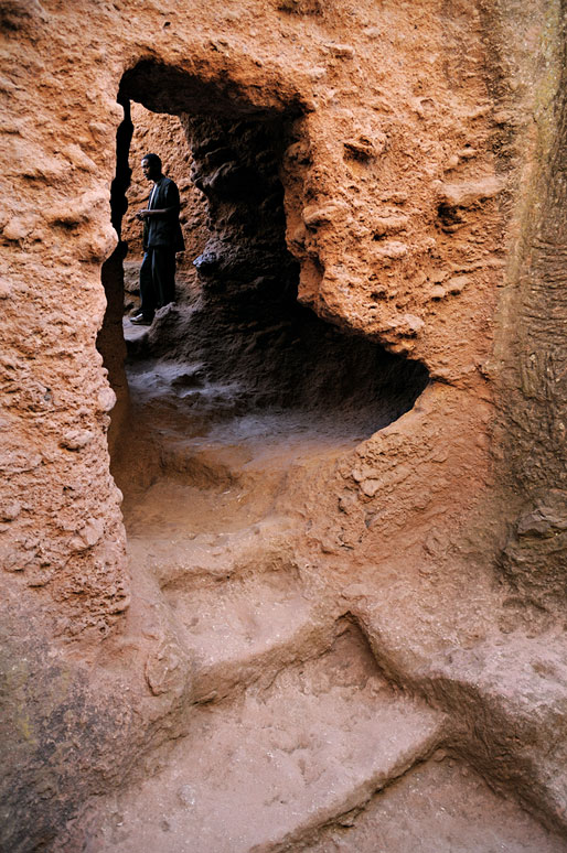 Passage dans la roche entre les églises rupestres de Lalibela, Ethiopie