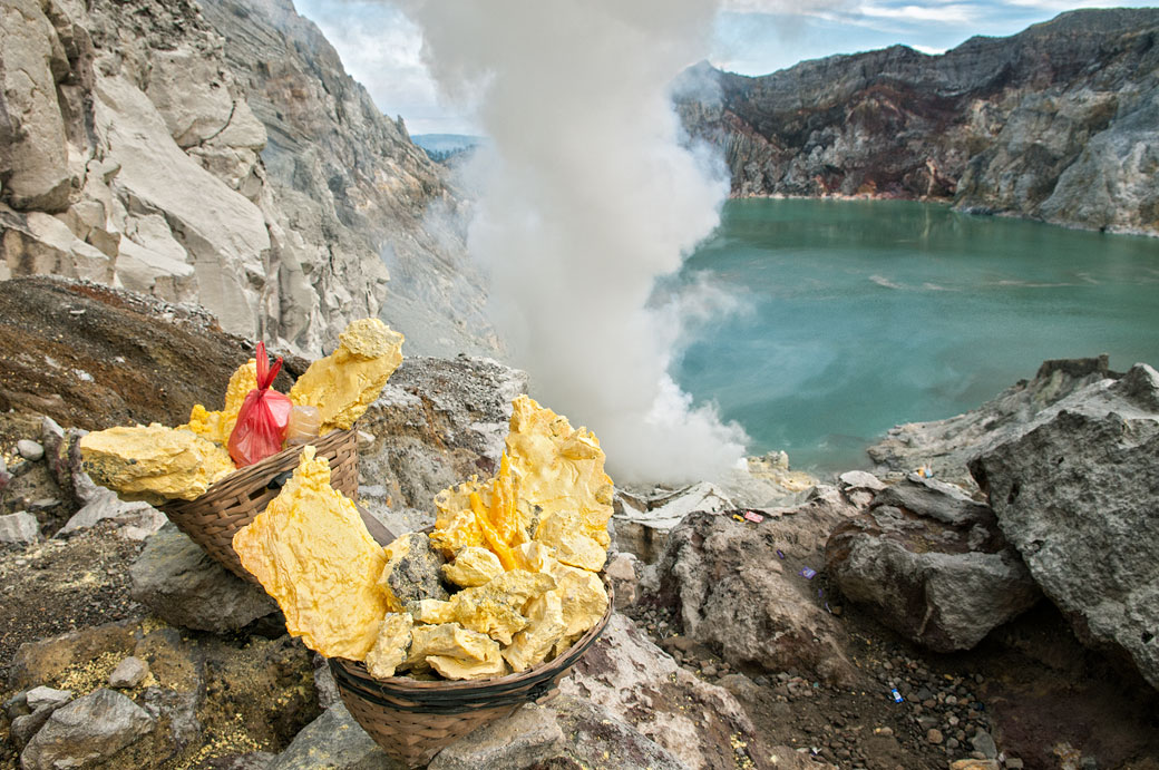 Paniers remplis de soufre au volcan Kawah Ijen, Indonésie