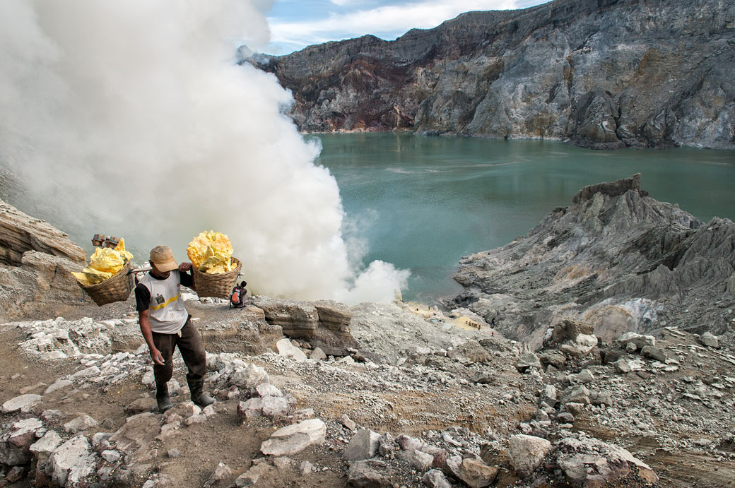 Porteur de soufre qui remonte du Kawah Ijen, Indonésie