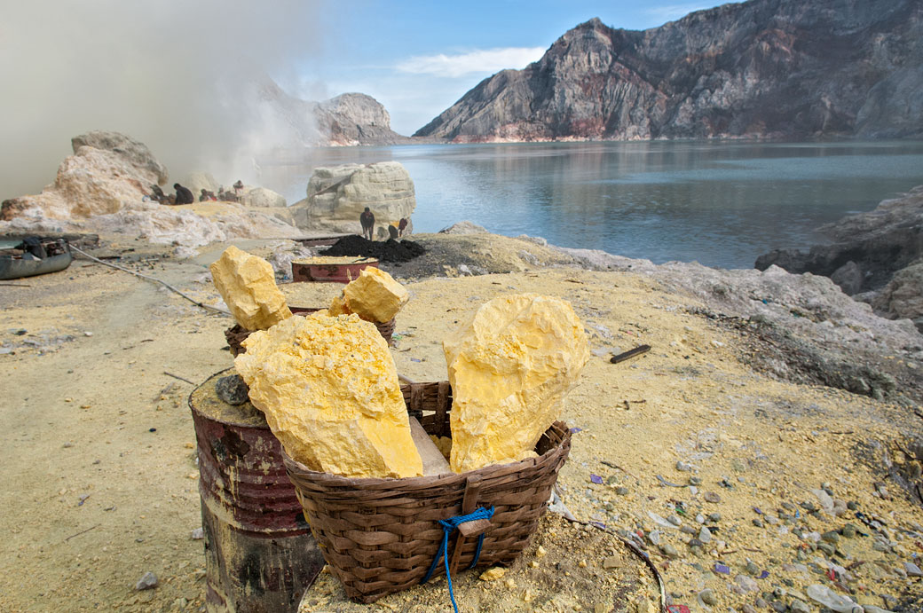 Paniers remplis de minerai de soufre au Kawah Ijen, Indonésie