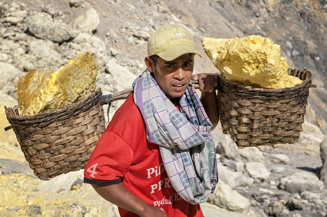 Mineur avec deux paniers de soufre au Kawah Ijen, Indonésie