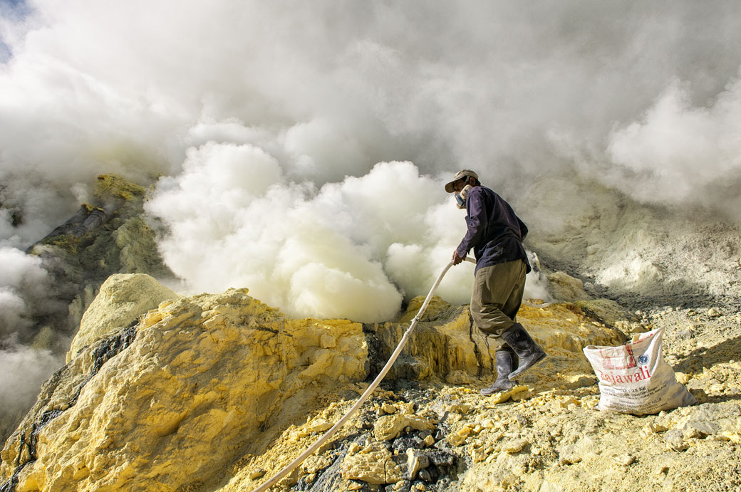 Mineur au coeur de la solfatare du Kawah Ijen, Indonésie