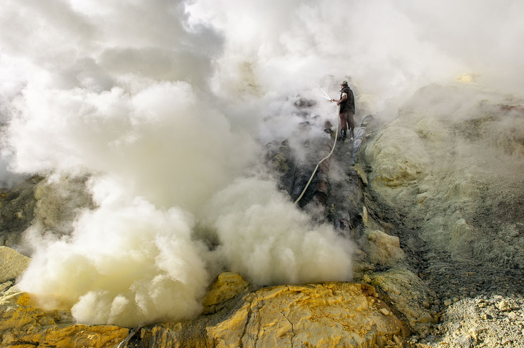 Refroidissment des vapeurs de soufre du Kawah Ijen, Indonésie