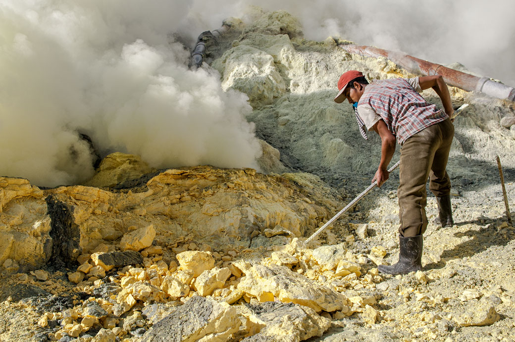 Mineur de soufre au Kawah Ijen, Indonésie
