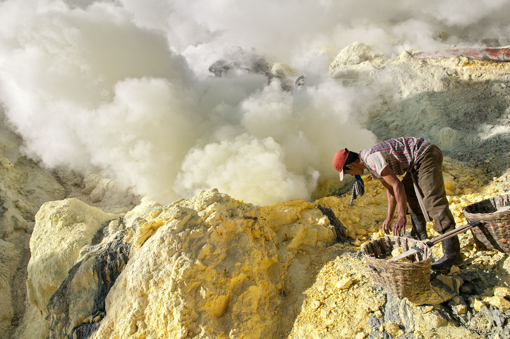 Mineur de soufre dans la solfatare du Kawah Ijen, Indonésie