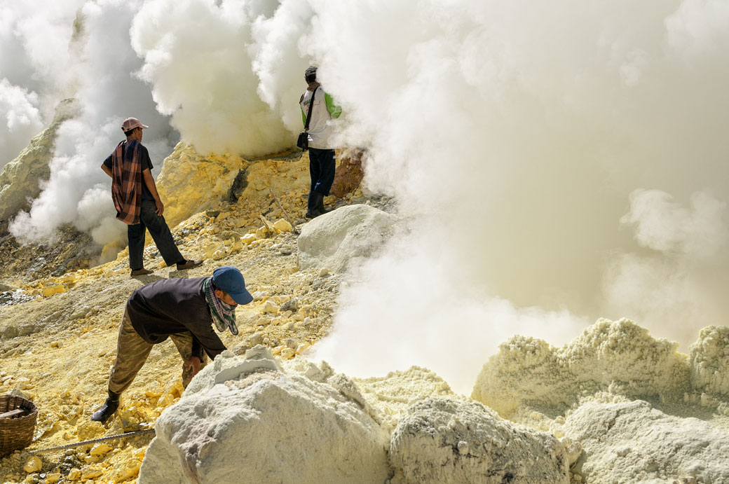 Mineurs de soufre dans la solfatare du Kawah Ijen, Indonésie
