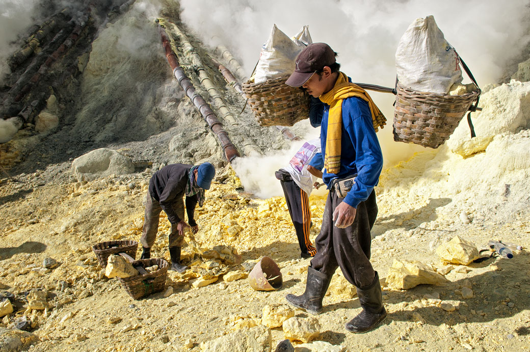 Mineurs de soufre du volcan Kawah Ijen, Indonésie