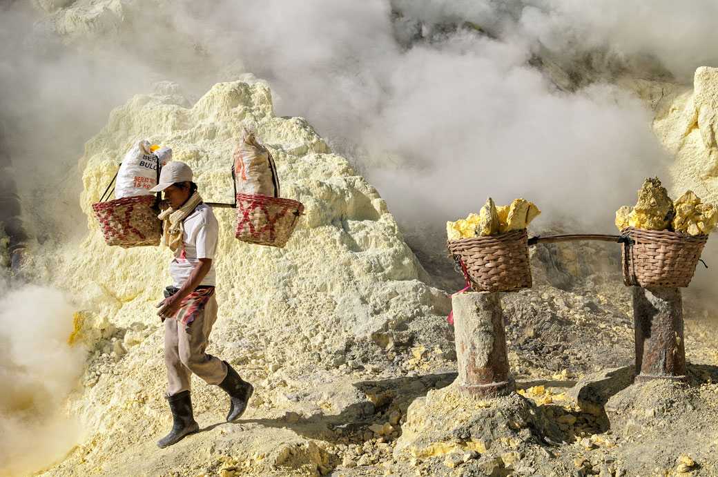 Mineur de soufre et paniers dans la solfatare du Kawah Ijen, Indonésie