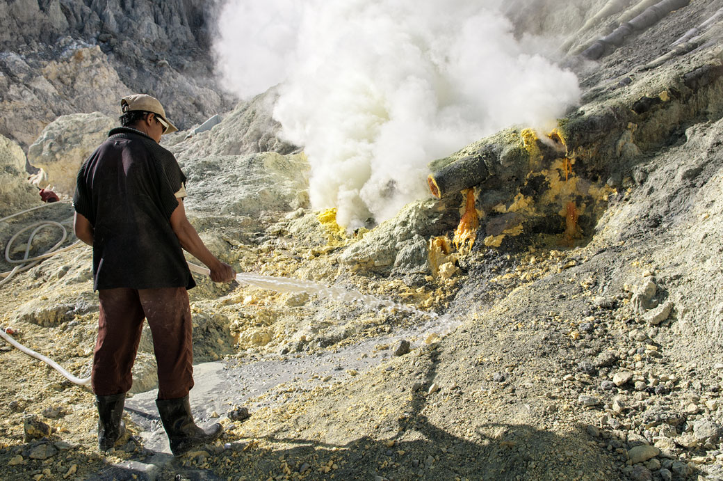 Refroidir les canalisations du Kawah Ijen, Indonésie