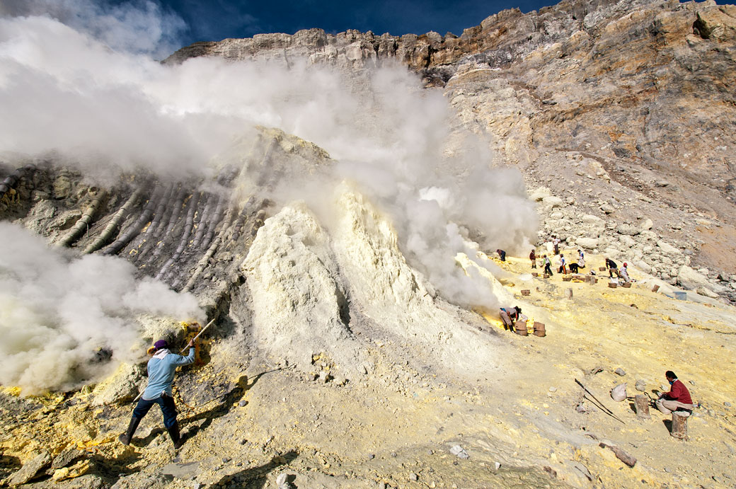 Mine de soufre du volcan Kawah Ijen, Indonésie