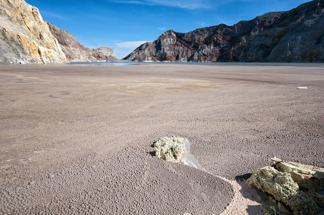 Bulles sur le lac acide du Kawah Ijen, Indonésie