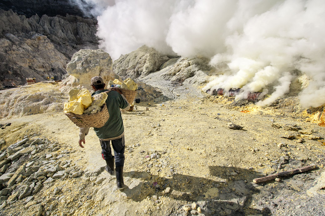 Mineur avec sa cargaison de soufre au Kawah Ijen, Indonésie