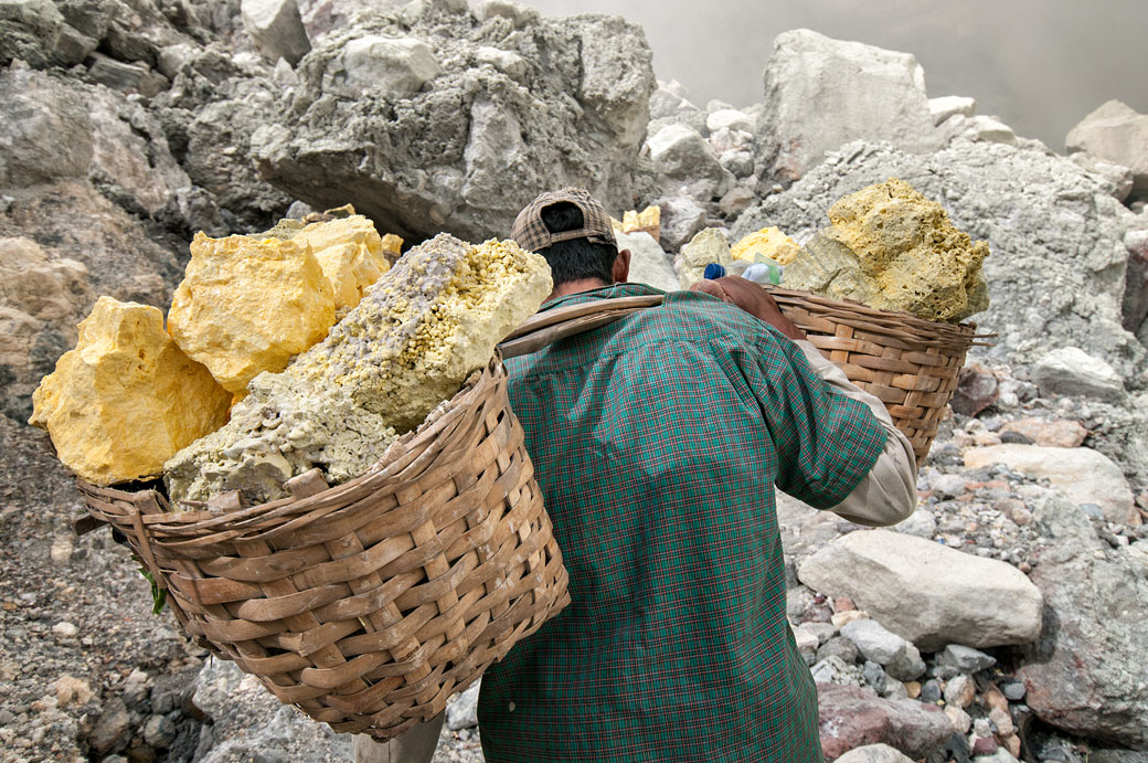 Porteur de soufre avec ses lourds paniers au Kawah Ijen, Indonésie