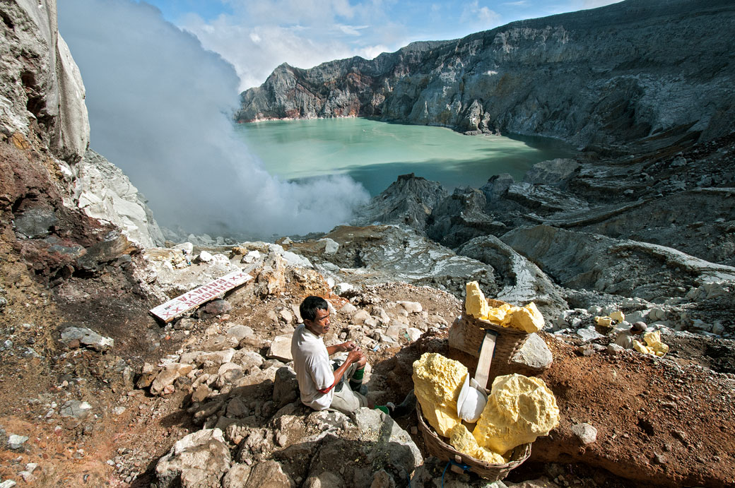 Repos d'un porteur de soufre au Kawah Ijen, Indonésie