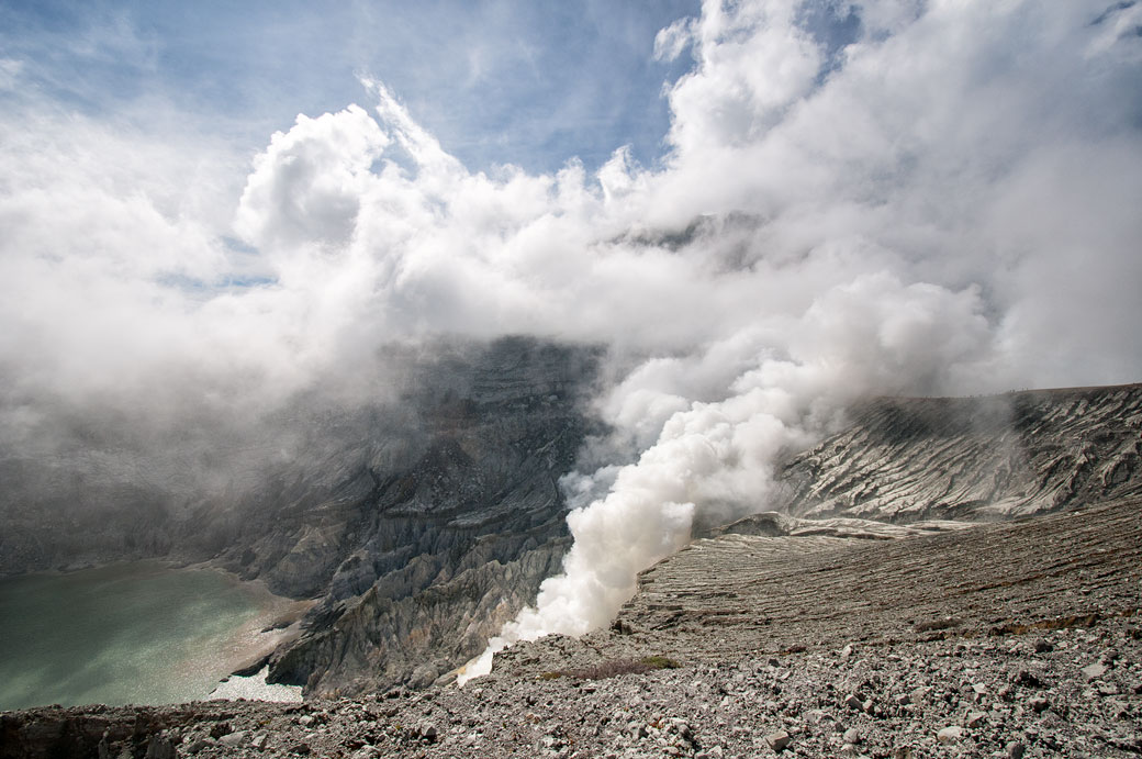 Nuages et solfatare du volcan Kawah Ijen, Indonésie