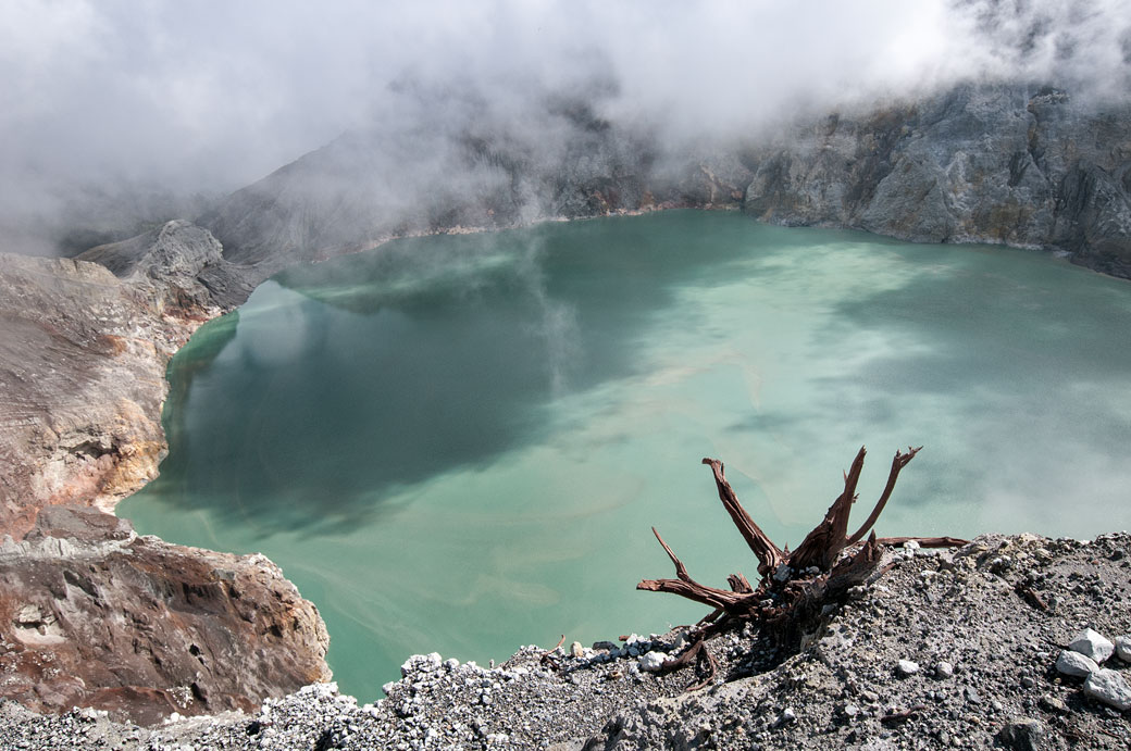 Le cratère du Kawah Ijen et son lac d'acide, Indonésie