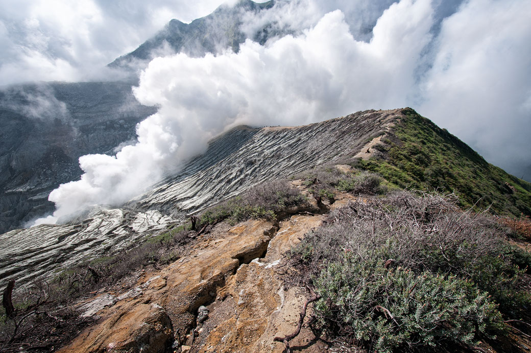 Solfatare et nuages au volcan Kawah Ijen, Indonésie