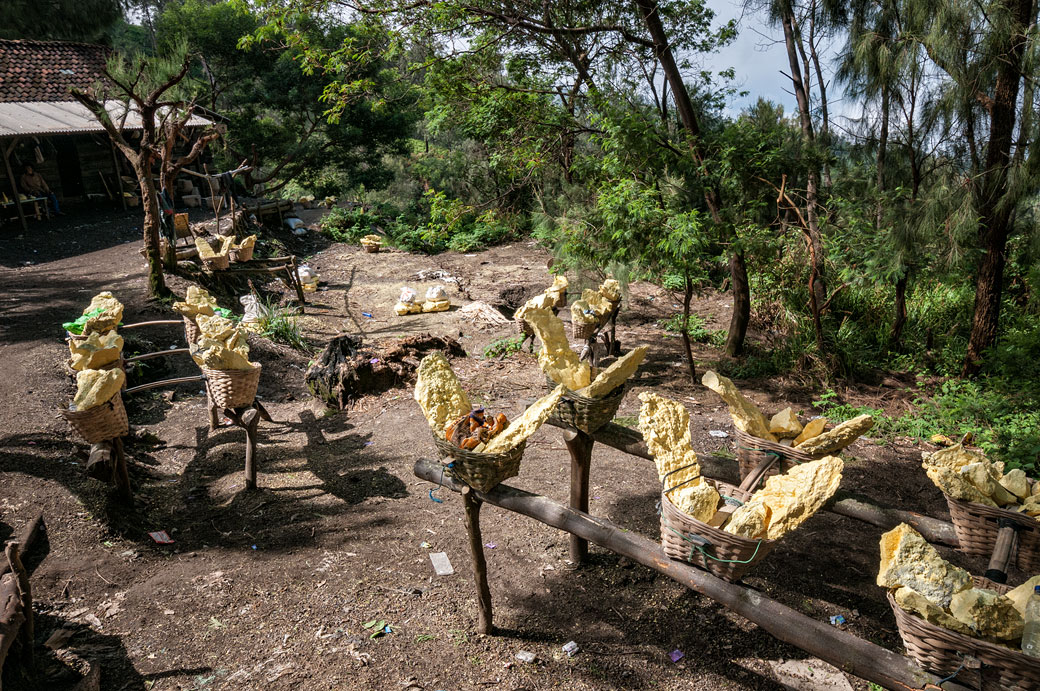 Paniers de soufre après la pesée au Kawah Ijen, Indonésie