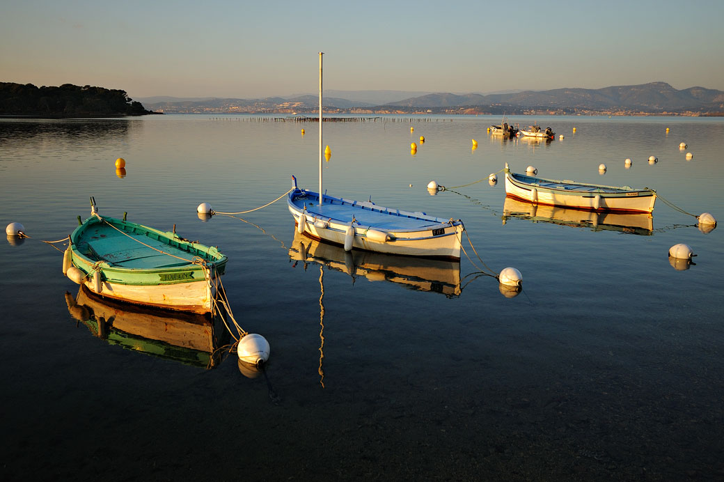 Réflexion de barques au coucher du soleil au Brusc, France