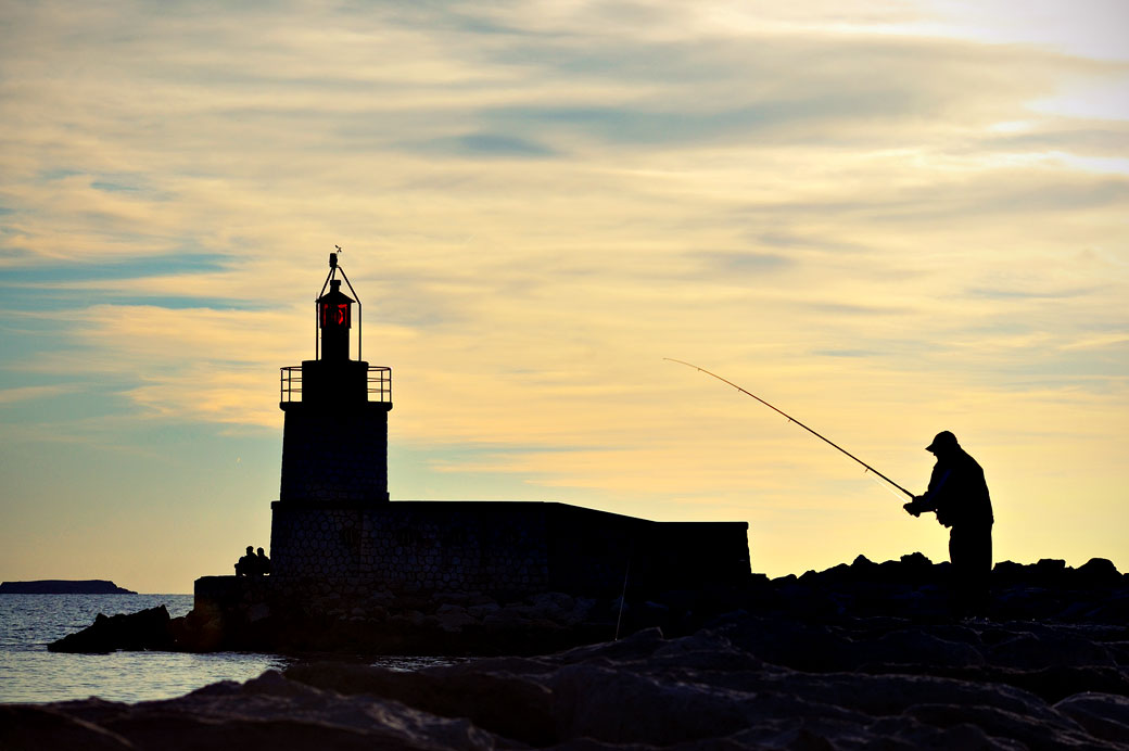 Pêcheur près du phare de Sanary-sur-Mer, France