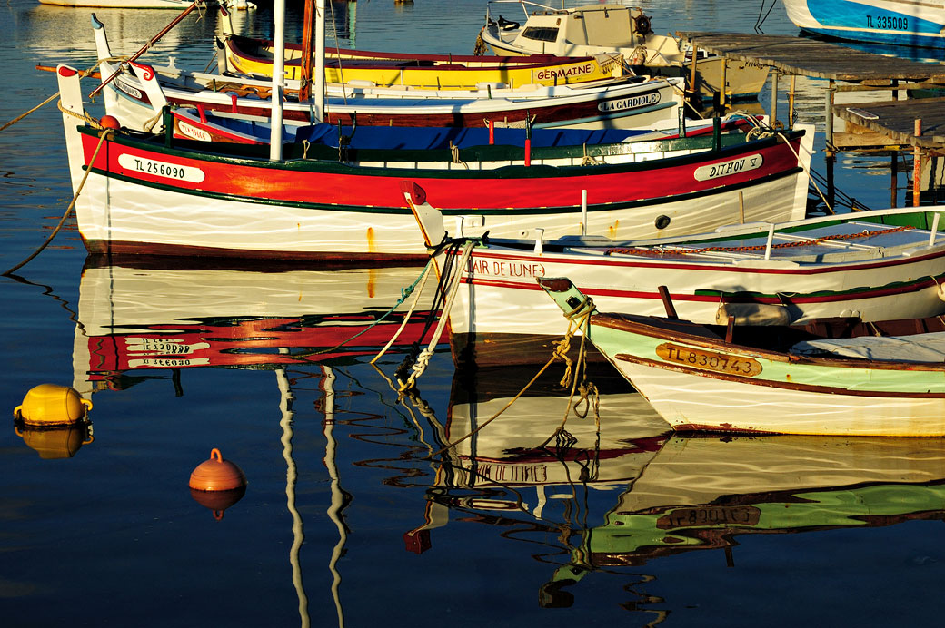 Réflexion de barques de pêche à Six-Fours-les-Plages, France