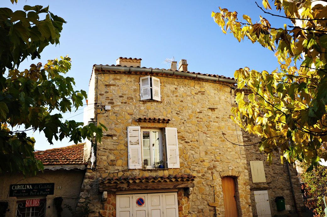 Maison en pierre dans le village du Castellet, France