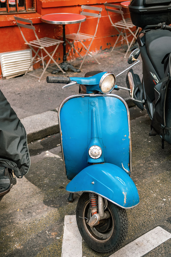 Scooter bleu dans le quartier de la Sorbonne à Paris