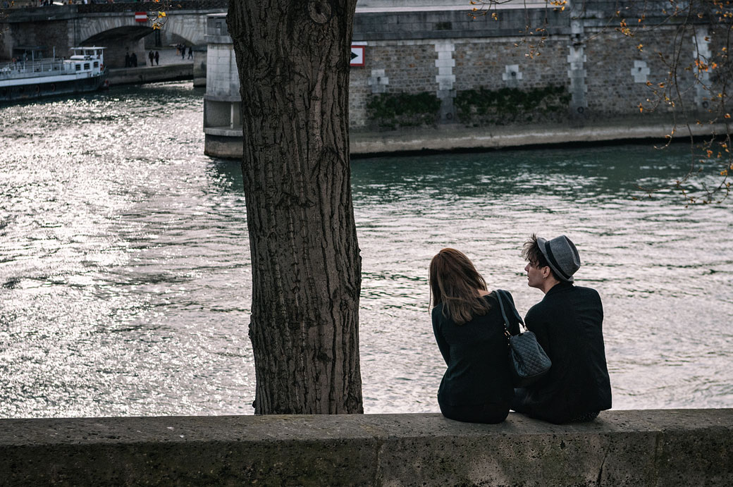 Couple au bord de la Seine sur l'île Saint-Louis à Paris