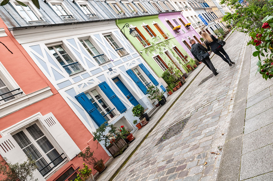 Couple qui se promène à la rue Crémieux à Paris